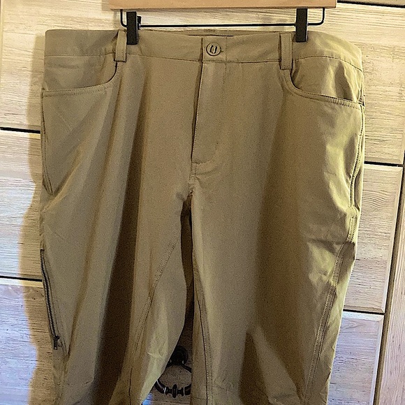 NEW Under Armour Athletic Tech Flex Golf Khaki Tan Pants Side Zip Pocket 40/30 - Picture 1 of 9